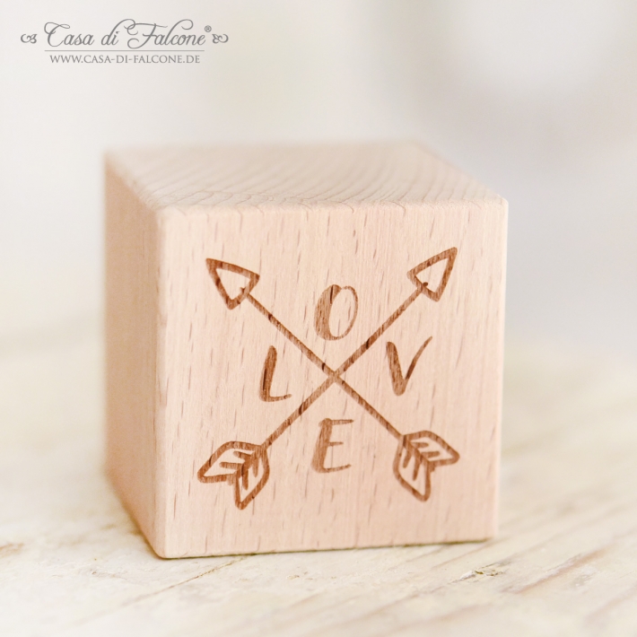 Personalisierter Holzwrfel mit Datum, Pfeil