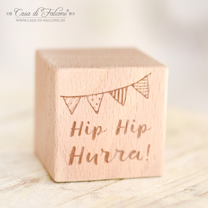 Personalisierter Holzwrfel mit Wunschtext, Wimpel