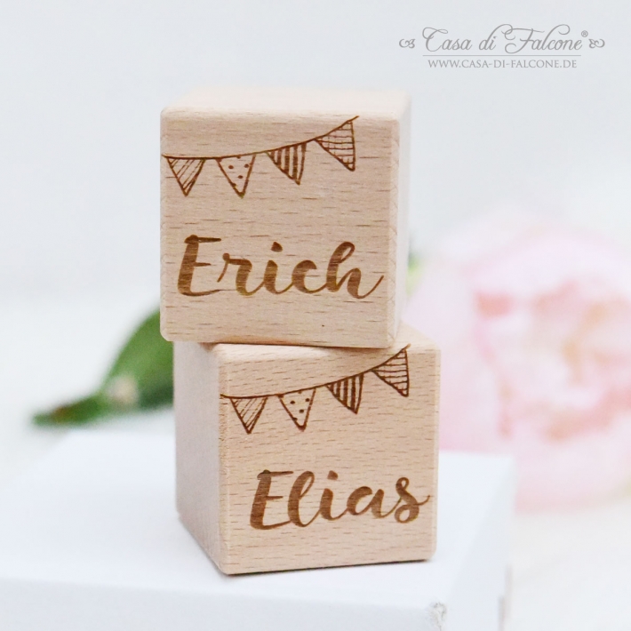 Personalisierter Holzwrfel mit Wunschtext, Wimpel