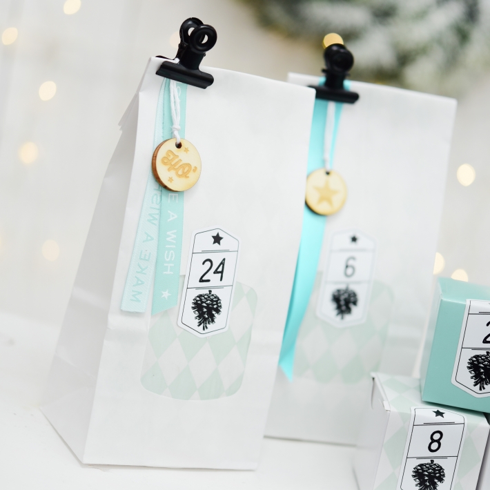 Adventskalender Aufkleber Tannenzapfen retro