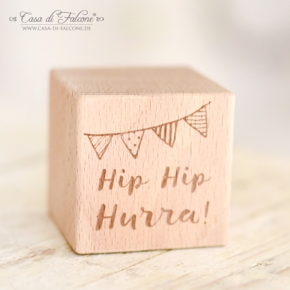 Personalisierter Holzwrfel mit Wunschtext, Wimpel