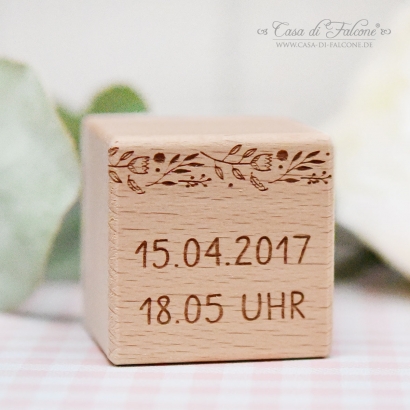 Gravierter Holzwrfel mit Wunschtext, Ranke