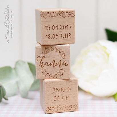 Gravierter Holzwrfel mit Wunschtext, Ranke