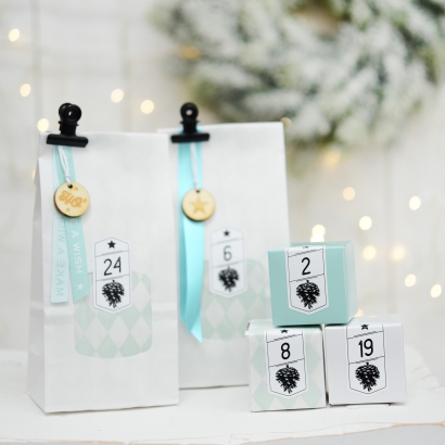 Adventskalender Aufkleber Tannenzapfen retro